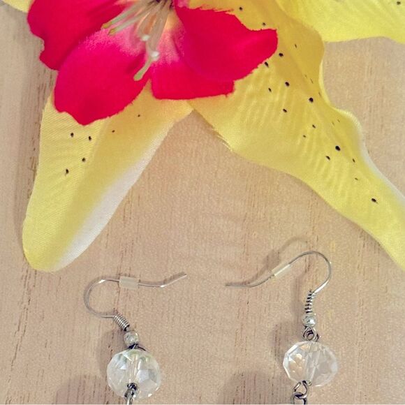 Super cute! Fun faux pearl beaded earrings! - Picture 4 of 6